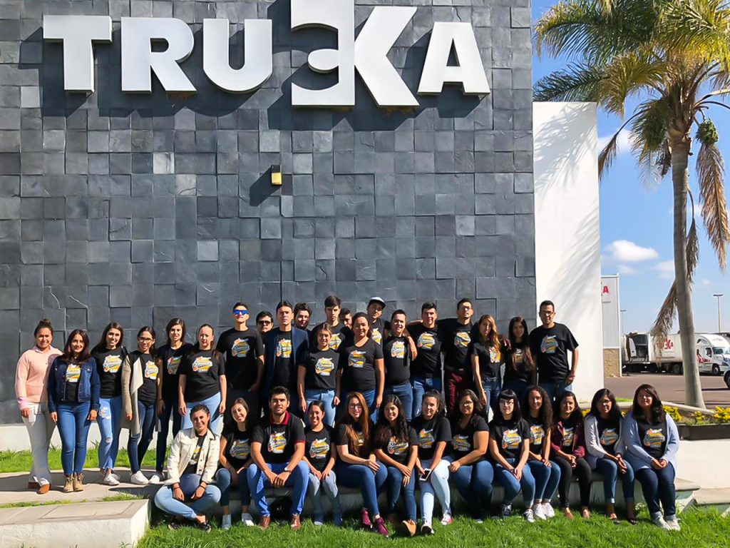 Futuros egresados del Centro de Ciencias Empresariales de la UAA se vinculan con el sector empresarial de la entidad