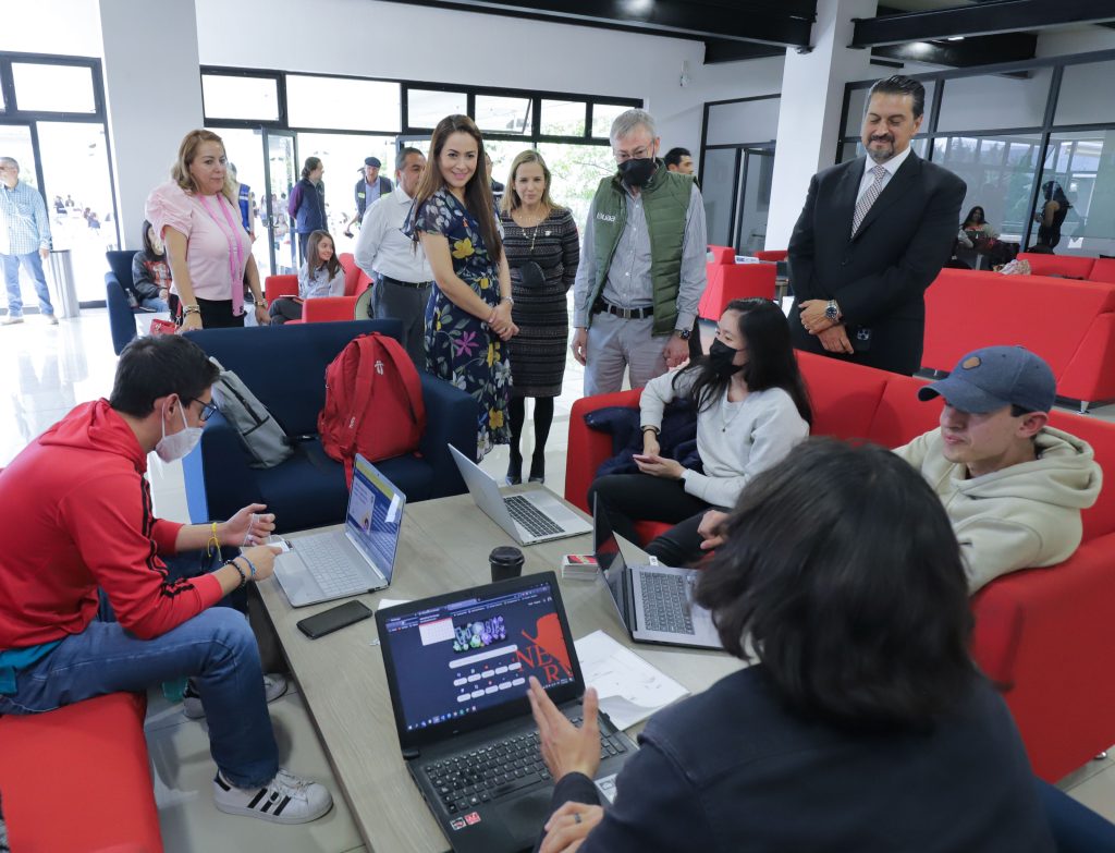 RECTOR DE LA UAA RECIBE A LA GOBERNADORA DEL ESTADO