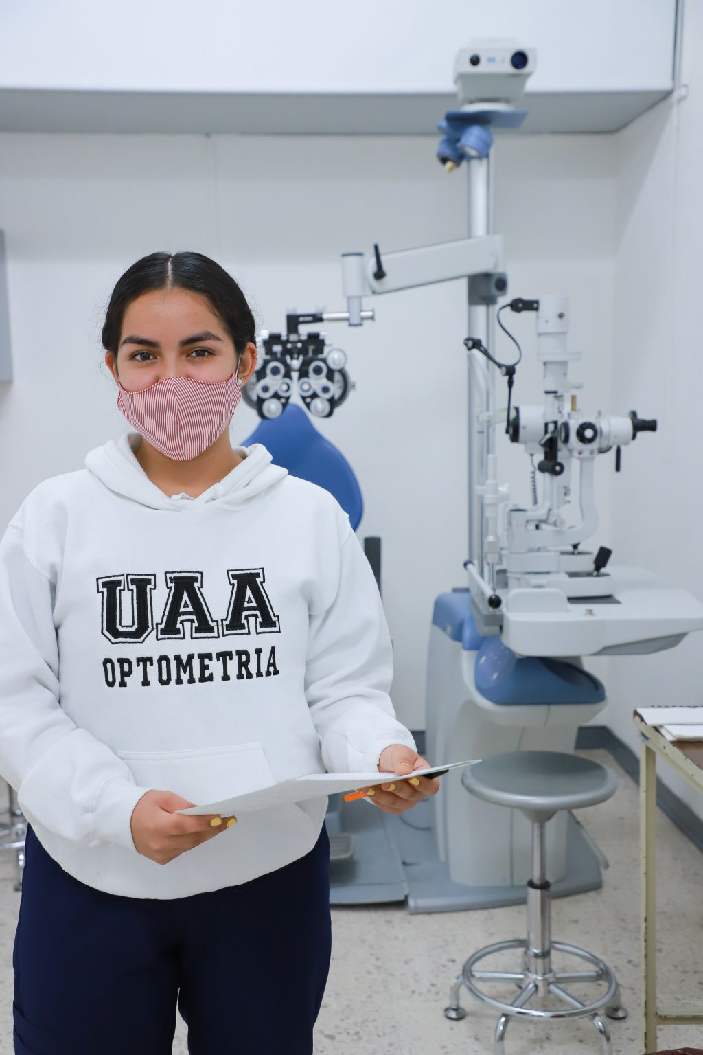 Estudiantes de Lic. en Optometría visitan escuelas vulnerables para brindar atención a problemas visuales de menores