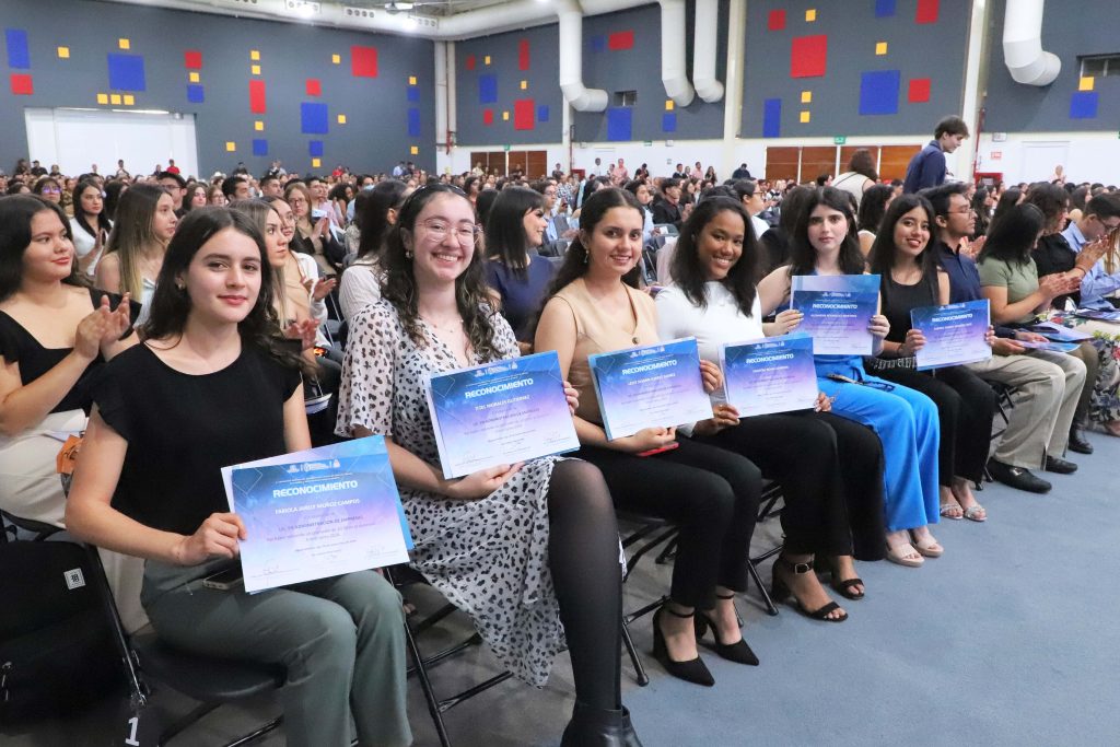 UAA reconoce el esfuerzo y compromiso académico de más de 300 estudiantes de excelencia