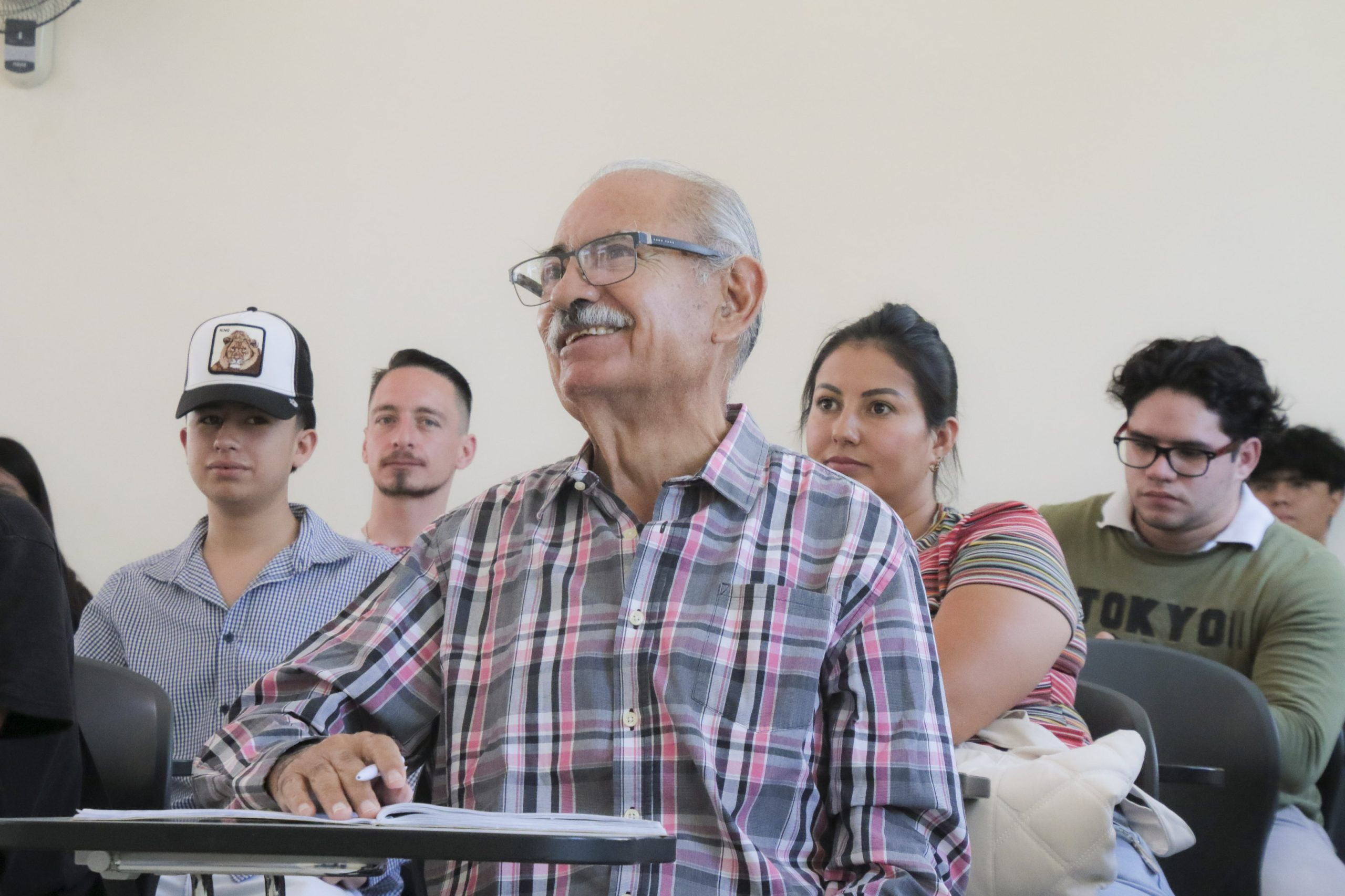 Pasión por el conocimiento: a sus 74 años cursa la secundaria en la Unidad de Educación de Adultos de la UAA